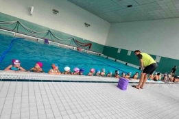2. B a 2. D na plaveckém výcviku