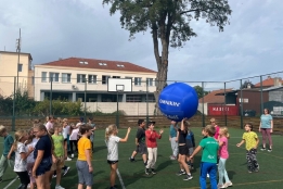 Do školní družiny dorazila nová hra Kin-ball