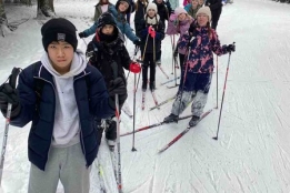 Lyžníci z Polabí obsadili sněhové stopy v Bedřichově