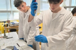 Chemie, která baví: Deváťáci si vyzkoušeli práci v laboratoři